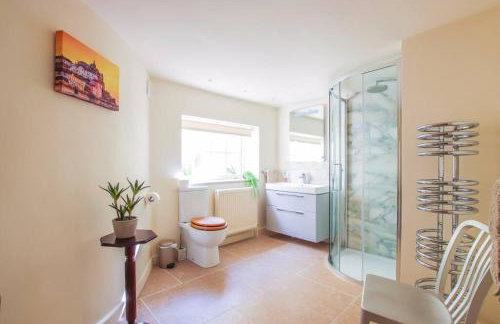 Stunning Cromer beach house with sea views - Photo 17