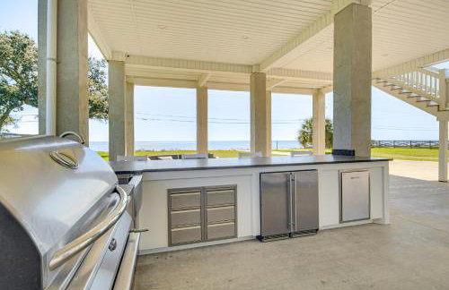 Walk to Beach Oceanfront Home with Outdoor Kitchen - Foto 2