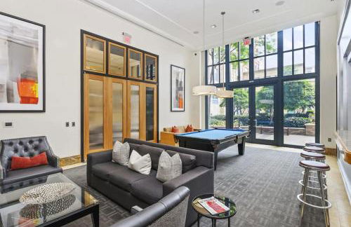 Upscale Comfort Next to Metro and Dining - Foto 6