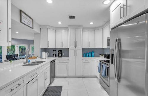 Stunning 4 Bedrooms House with Pool 6 minutes to the Ocean - Foto 9