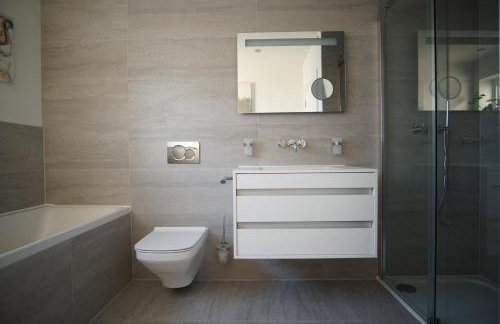 Stunning 4 Bedroom Home with Wild Spa, Gym & Hot Tub - Foto 24