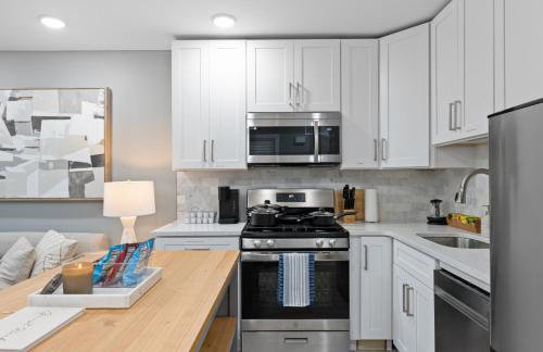 Modern Condo with Private Porch, Mins to NYC - Foto 23