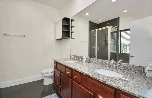 3BR/3.5BA Three Story East Downtown TownHouse with view - Photo 38