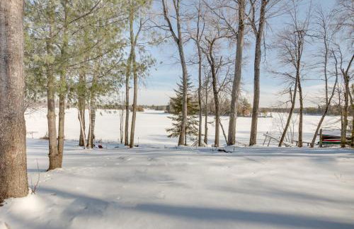 Lakefront Tomahawk Getaway with Deck and 2 Fireplaces! - Foto 29