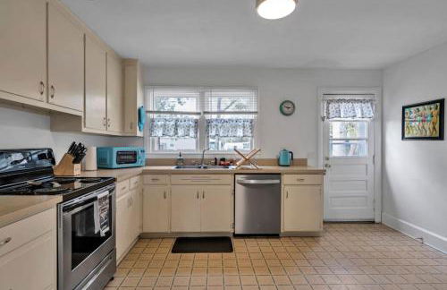 Retro by the Bay Close to Beach Eglin PetFriendly - Foto 29