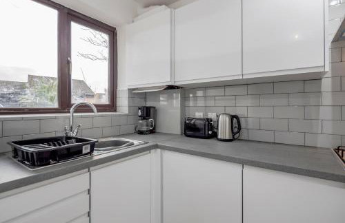 Lovely House in Dagenham / Barking with free parking, WiFi & Garden - Foto 2