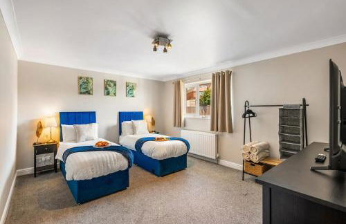 Stylish 5-Bedroom House, Accommodates 10, Fast Wi-Fi & Private Garden - Foto 41