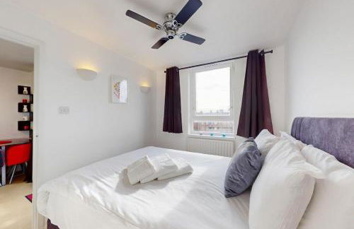 Amazing location 1 BD flat on St Katharine's Docks - Photo 3