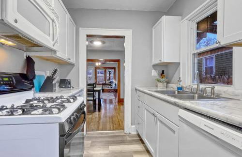 Roomy 4BR by Drake Sleeps 13 HUGE yard - Foto 6