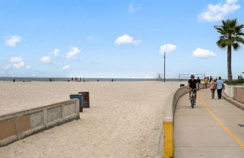 Stunning Beach Delight with Hot Tub, Fire Pit, Parking & Walk to Beach! - Foto 24