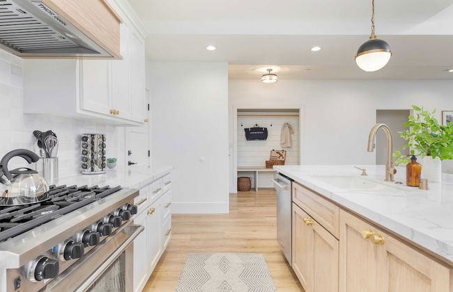 Luxury Retreat, 5mins to the Lake Game Room + Fire Pit Howlite by Avantstay - Foto 26