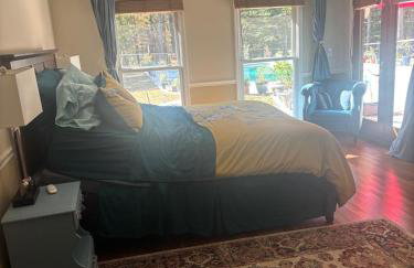 Quiet Forest Vacation home on a Private Road with Spacious Patios, Fire pit, Pet friendly and a Private pool - Foto 23