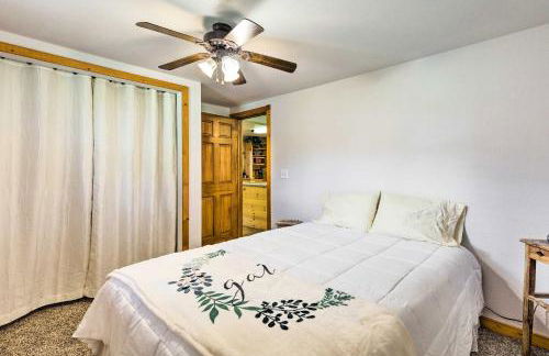 Family Home with Hot Tub - Walk to Johnson Lake! - Foto 18