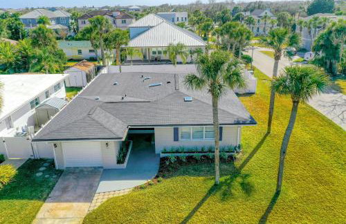 Beachside snowbird escape with fenced yard & washer/dryer - walk to beach access - Foto 1