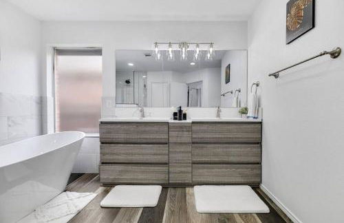 Frisco Resort Style Home w/Spa - Foto 16