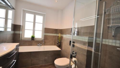 Zentral, am Park mit Parkplatz - Foto 5