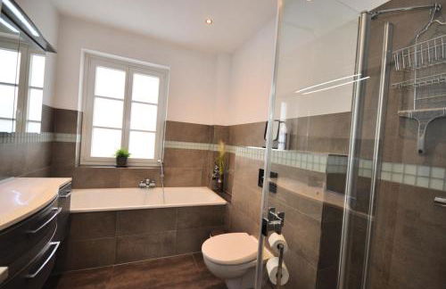 Zentral, am Park mit Parkplatz - Foto 5