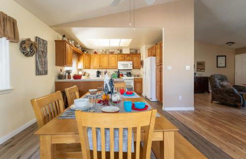 Lazy Squirrel - Cozy Family House with Full Game Room - Foto 15