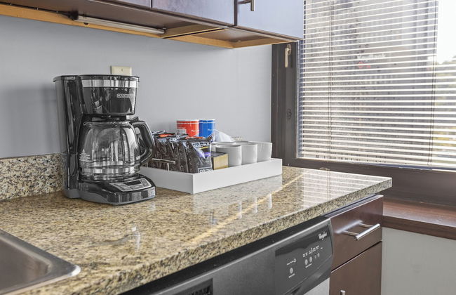 Sleek 2BR Downtown Retreat with Gym - Foto 13