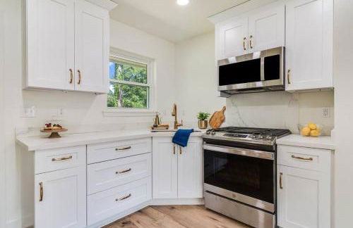 Central Lafayette location w/King Bed & Coffee Bar - Foto 3