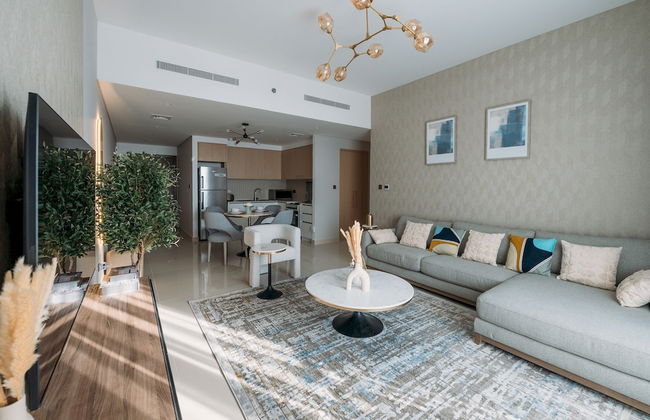 Elegant Stay: Balcony & Stunning Dubai Creek Views - Photo 14