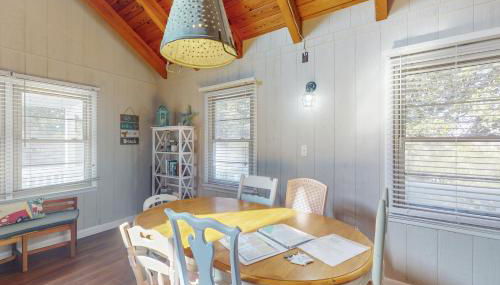 3rd-row beach cottage with ocean views, beach access, deck, & grill - Foto 5