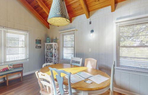 3rd-row beach cottage with ocean views, beach access, deck, & grill - Foto 5