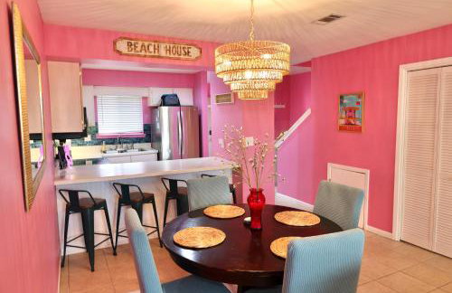 Pink Dream House - 2BR, Pools, Patios, & Walk to Ocean in Panama City Beach - Foto 1