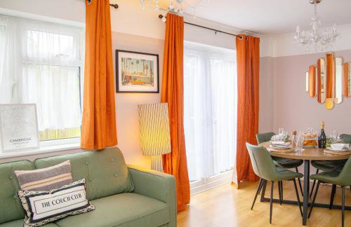 3x Bed Elegant House with Private Parking - Photo 1