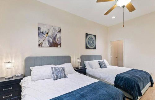 Bring the Crew! 4BR Luxe Pad, Backyard Magic & City at Your Door - Foto 34