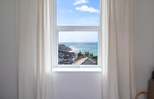 Bright & beautiful 4 bedroom house with sea views - Photo 3