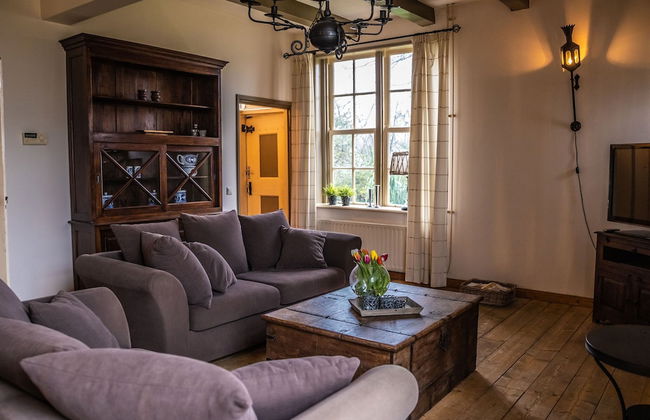 Superb Holiday Home on a Mini Campsite Near the Beach - Photo 3