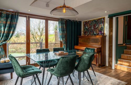 Heron's Perch- A pond-side retreat with cinema room - Photo 1