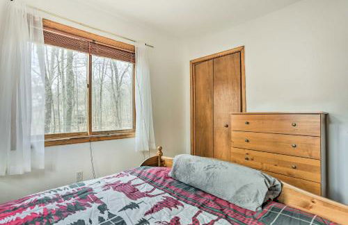 4 Mi to Tubing Cozy Bushkill Cabin with Deck! - Foto 19