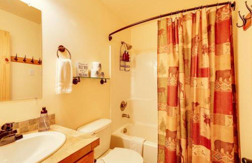 Hot Tub and Game Room Ronald Retreat 2 Mi to Lake! - Foto 18