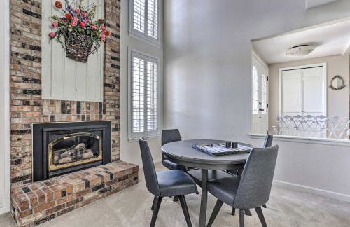 Near Shops & Eats! Centennial Home w/ Sunroom - Foto 10