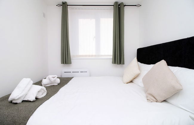 Skyline Immaculate 2-bed Apartment in Swansea - Photo 4
