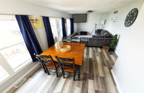 The Jackson Cottage on Grass Lake Waterfront 2 1 Nautical Cottage with Hot Tub Firepit & Year-Round Fun - Foto 14