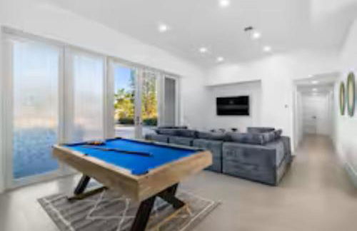 Unique Private Racing Track Villa in Miami Cinema - Foto 1