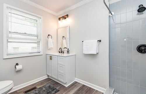 Renovated house close to Dtown Durham w king bed - Photo 26