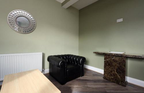 Modern Comfort 4 Bedrooms and Great Location - Foto 10