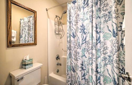 Marina and Beach Club Access Condo in Southport - Foto 24