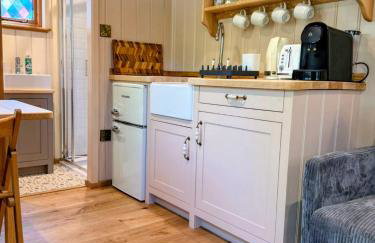 Luxury Shepherd Hut w Outdoor Bath at Powis Estate - Foto 5