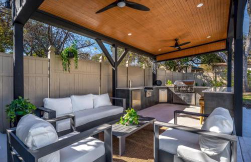 Relaxed Luxury Pet Friendly Home with Pool and Backyard Lounge in San Antonio, TX - Foto 61