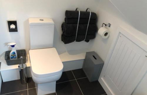 THE HIDEAWAY - LUXURY SELF CATERING COASTAL APARTMENT with PRIVATE ENTRANCE & KEY BOX ENTRY JUST A FEW MINUTES WALK TO THE BEACH, SOLENT WAY WALK, SHOPS and many EATERIES & BARS - FREE OFF ROAD PARKING,FULL KITCHEN, LOUNGE,BEDROOM , BATHROOM & WI-FI - Foto 44