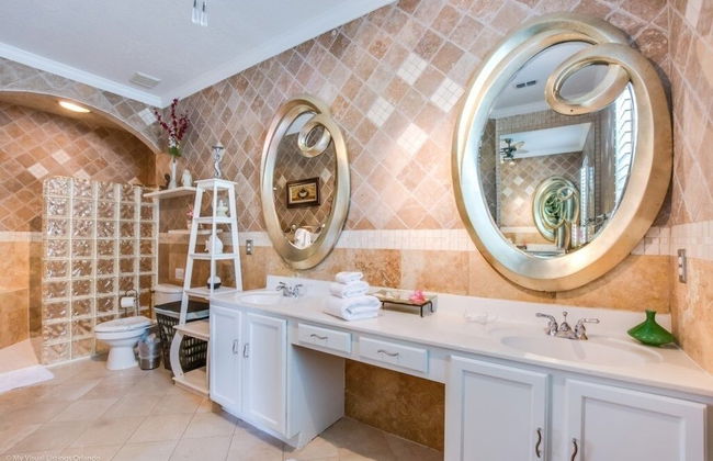 "southern Charm" 4 Bed & 2 Bath Private Pool Home 4 Bedroom Villa by RedAwning - Photo 24