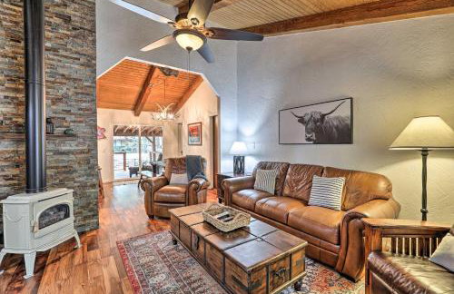 Hot Tub and Patio Pet-Friendly Cabin in Munds Park! - Foto 3