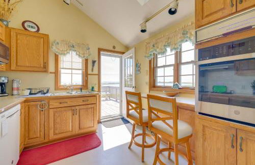 Deck with Water View Coastal Escape Near P-Town! - Foto 6