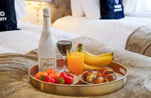 Lowndes House - Close to City Centre - Garden, Free Parking and Smart TV by Yoko Property - Foto 8