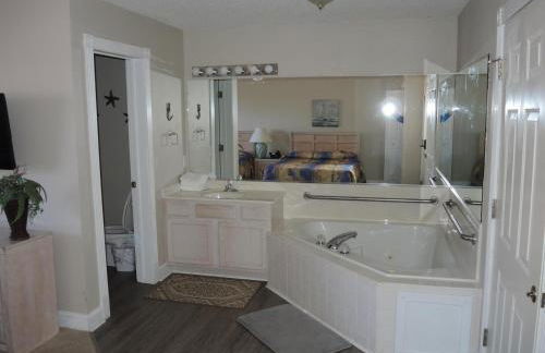 Brunswick Plantation Studio Home 407L with Onsite Golf Course and Pools studio - Foto 2